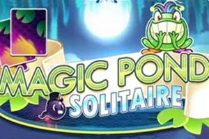 Texto Magic Pond Solitaire con un bordado verde y azul, acompañado de una rana sonriente y un pez en un entorno de estanque iluminado por la luna