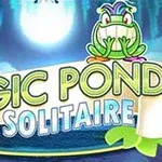 Texto Magic Pond Solitaire con un bordado verde y azul, acompañado de una rana sonriente y un pez en un entorno de estanque iluminado por la luna
