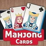 Tres cartas de juego con ilustraciones de un rey, una reina y un valete sobre un fondo de madera