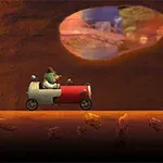 Un personaje en un auto pequeño rojo y blanco avanza por un túnel subterráneo junto a dos pequeñas criaturas verdes