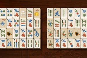 Fichas de mahjong dispuestas sobre una superficie de madera