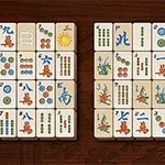 Fichas de mahjong dispuestas sobre una superficie de madera
