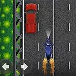 Motocicleta azul a toda velocidad en carretera de dos carriles con un coche rojo adelantado, rodeada de controles en pantalla