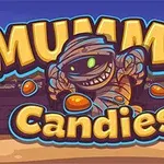 Caricatura de una momia sonriente rodeada de dulces naranjas sobre un fondo de jeroglíficos
