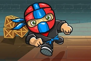 Un personaje con máscara roja y azul, vestido de ninja, corriendo junto a unas cajas de madera en un escenario oscuro