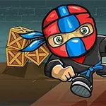 Un personaje con máscara roja y azul, vestido de ninja, corriendo junto a unas cajas de madera en un escenario oscuro