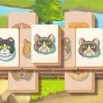 Piezas de juego de mesa con ilustraciones de caras de gatos sobre un fondo natural