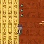Personaje con sombrero ascendiendo una pared decorada con jeroglíficos y símbolos egipcios, con flechas verdes a su lado y flechas doradas apuntando desde la derecha