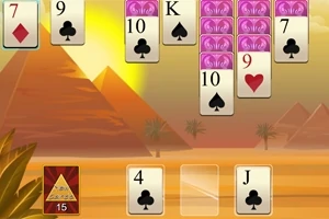 Cartas de juego en un escenario desértico con pirámides al fondo y un sol brillante