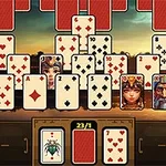 Cartas de póker distribuidas en un patrón sobre un fondo con personajes ilustrados y un escarabajo en la parte inferior