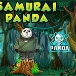 Panda vestido de samurái de pie sobre un tronco en un bosque con el título Samurai Panda en la parte superior