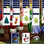 Cartas de naipes con motivos festivos y navideños organizadas en varias columnas sobre un fondo decorado con imágenes navideñas