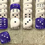 Dados blancos y azules dispuestos en filas sobre una superficie texturizada