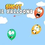 Globos de colores con caras expresivas en el cielo, flecha y arco en el aire