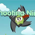 Un ninja caricaturesco con capucha verde y cinta roja se superpone a una gran estrella ninja negra sobre un fondo de cielo azul con nubes y el texto Shooting Ninja