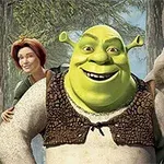 Un ogro verde sonriente junto a una mujer pelirroja y un burro, con un bosque de fondo