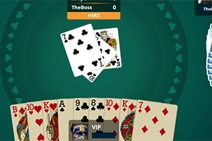 Cartas de póker sobre una mesa verde con una mano de cartas visibles y jugadores mostrando sus jugadas