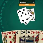 Cartas de póker sobre una mesa verde con una mano de cartas visibles y jugadores mostrando sus jugadas