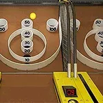 Juego de feria con bolas lanzadas hacia anillos de puntuación numerados
