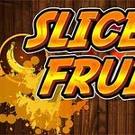 Texto Slice Fruit en letras amarillas sobre un fondo de salpicaduras de colores y textura de madera