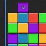Bloques de colores brillantes apilados en una cuadrícula, con un bloque morado numerado 18 en la parte superior