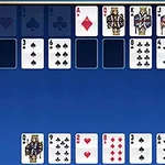 Cartas de juego distribuidas en columnas sobre un fondo azul en un juego de mesa digital