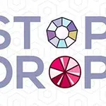 La imagen muestra las palabras STOP y DROP con letras grandes en color morado sobre un fondo con un patrón hexagonal, utilizando círculos segmentados multicolores dentro de las letras O
