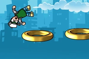 Personaje animado con casco y vestimenta verde saltando sobre anillos dorados en un entorno urbano con nubes
