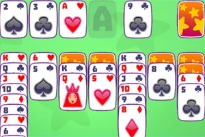 Cartas de diversos palos y colores dispuestas de manera ordenada sobre un fondo verde