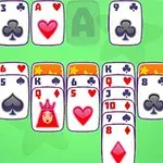 Cartas de diversos palos y colores dispuestas de manera ordenada sobre un fondo verde