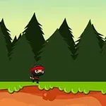 Un personaje ninja con banda roja corre sobre un suelo de tierra verde con un fondo de bosque de pinos