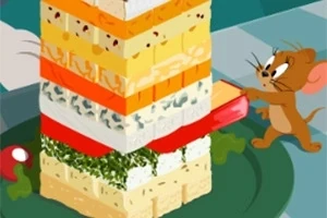 Un ratón sacando una pieza de una torre de bloques de queso de diferentes colores y texturas sobre un plato verde