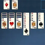 Cartas de un juego de solitario organizadas en columnas sobre un fondo azul