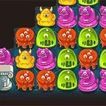 Coloridos monstruos de gelatina en forma de pirámide sobre un fondo oscuro