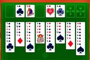 Cartas de colores variados ordenadas en columnas sobre un fondo verde