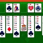 Cartas de colores variados ordenadas en columnas sobre un fondo verde
