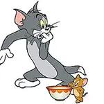 Un gato gris se asusta mientras un ratón pequeño está comiendo de un tazón