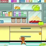 Una cocina caricaturesca con estantes llenos de alimentos y un pequeño ratón en el suelo cerca de trozos de queso