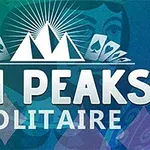 Título de TRI PEAKS SOLITAIRE con ilustración de montañas y cartas de juego