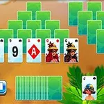 Cartas de baraja en un juego digital con diseño colorido y botones de control en la parte inferior