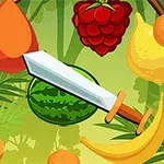 Frutas variadas flotando junto a una espada en un entorno de hojas tropicales