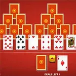 Baraja de cartas ordenadas en forma de pirámide sobre un fondo rojo
