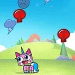 Un personaje de unicornio con forma de cubo en un paisaje colorido con globos rojos y un cielo azul