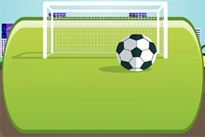 Balón de fútbol frente a una portería en un campo de juego verde