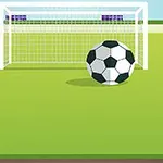 Balón de fútbol frente a una portería en un campo de juego verde