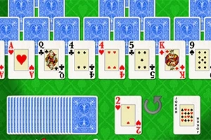 Cartas de baraja dispuestas en un fondo verde con una fila de cartas boca arriba mostrando varios números y figuras