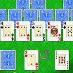 Cartas de baraja dispuestas en un fondo verde con una fila de cartas boca arriba mostrando varios números y figuras
