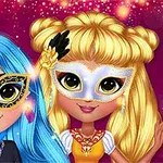 Dos personajes con pelucas coloridas y máscaras elegantes posando sobre un fondo rojo brillante