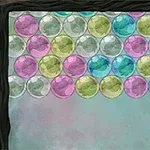 Fila de esferas de colores brillantes apiladas dentro de un marco oscuro