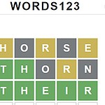 Letras colocadas en una cuadrícula con casillas de colores gris, verde y amarillo
